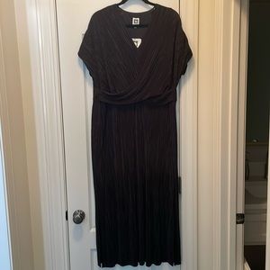 Black vneck cap drape sleeve Anne Klein dress.   NWT.  XL